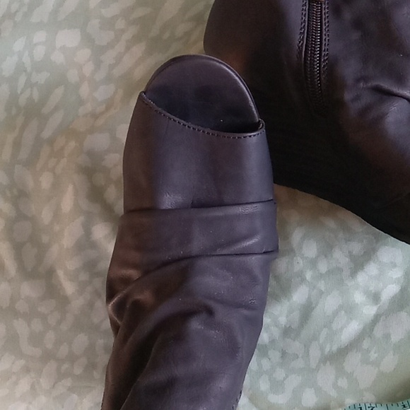 Sz8 Blowfish Leather Wedges LIKE NEW Charcoal, Zip with design Fish Pendant sexy - Picture 7 of 8